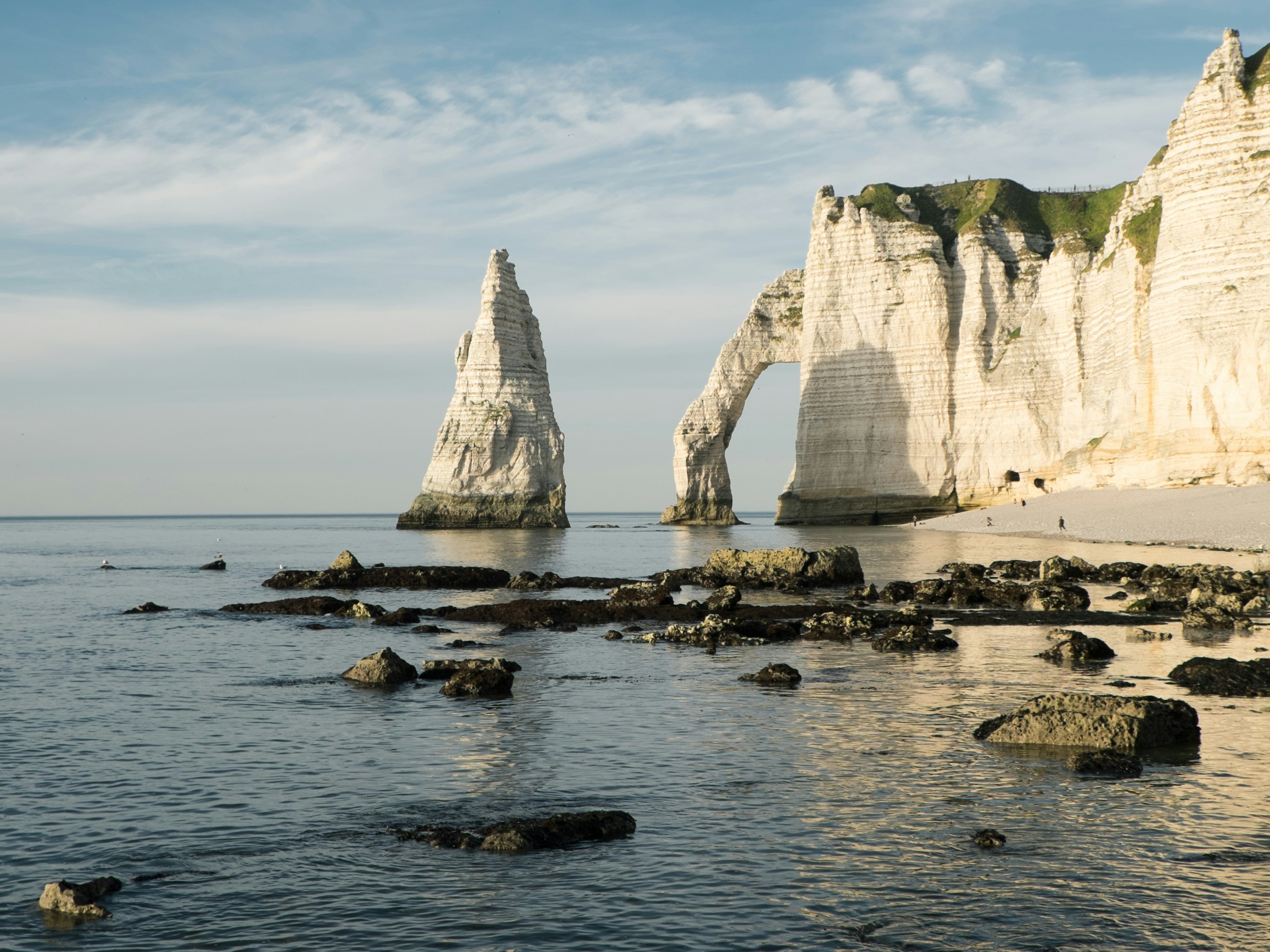 Les falaises d'Étretat - Photo de Laurent Gence sur Unsplash